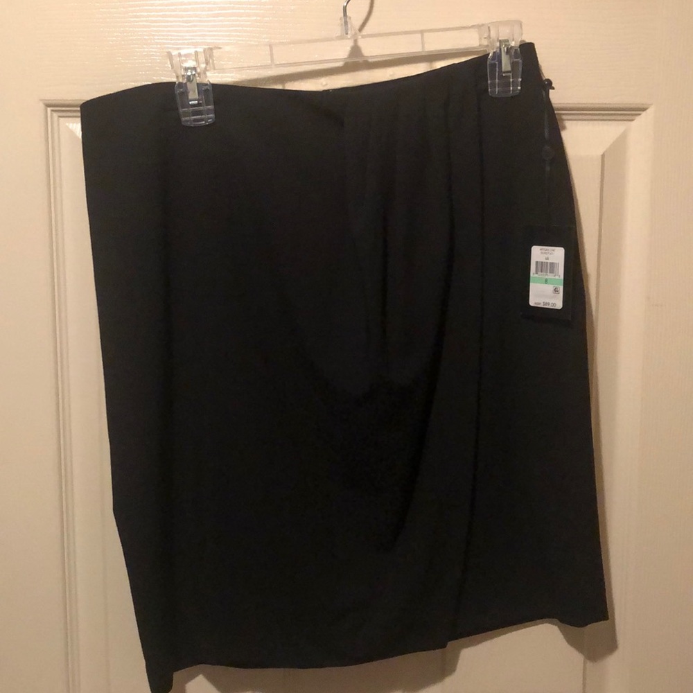 DKNY Size 8 - Black short skirt